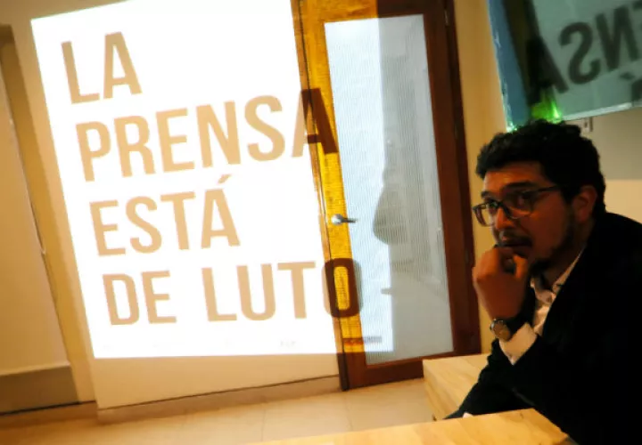  El director ejecutivo de la FLIP, Pedro Vaca, protesta por la muerte de los tres periodistas ecuatorianos. FOTO/EFE