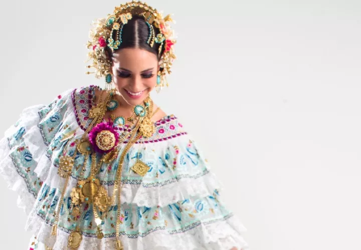 Aida Domingo luciendo el traje típico.  Foto: Cortesía\Tito Herrera