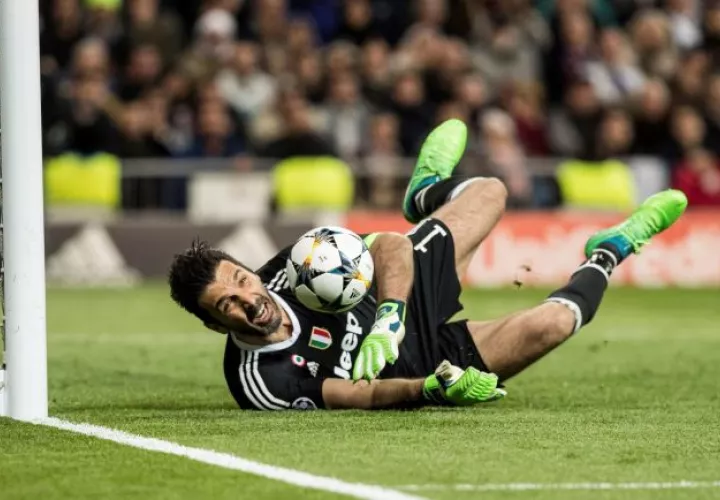 Gianluigi Buffon sale del partido. Foto EFE