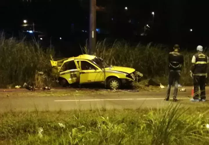 El auto, quedó destruído. Foto: Delfia Cortez. 