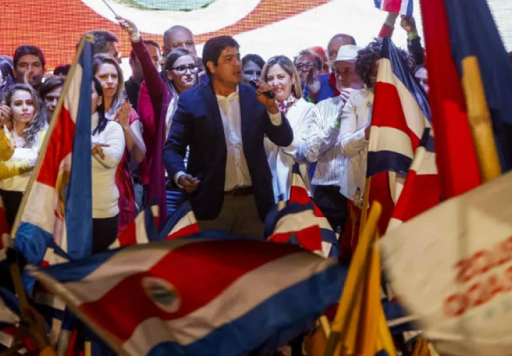El presidente electo de Costa Rica, Carlos Alvarado, da su discurso de la victoria. Foto: EFE