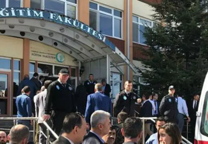 Se trata de un profesor catedrático de una universidad de Turquía. 