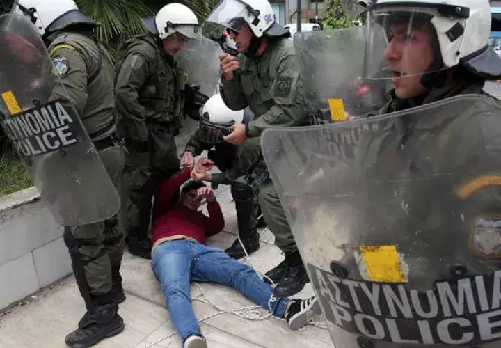 Un estudiante, afiliado al partido comunista, es arrestado. Foto: EFE  