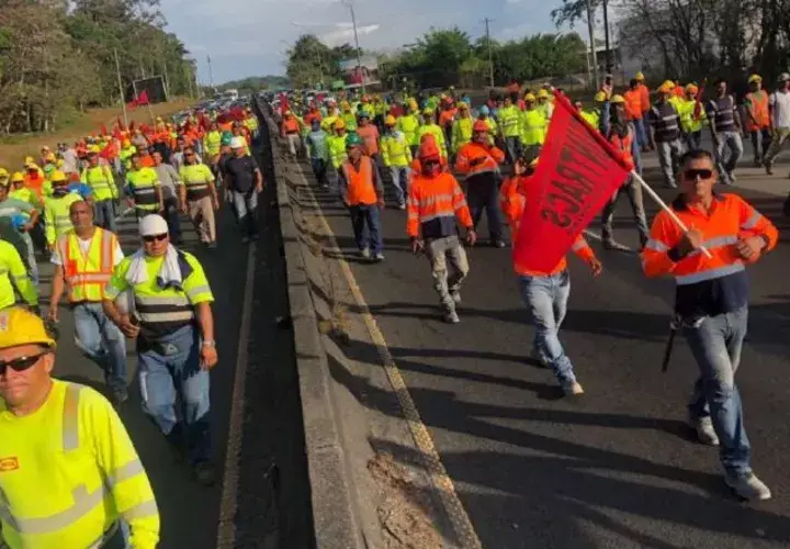 Los obreros del Suntracs estarán hoy en las calles y las diferentes avenidas de la ciudad realizando protestas en su lucha por lograr un aumento en el salario mínimo. Archivo
