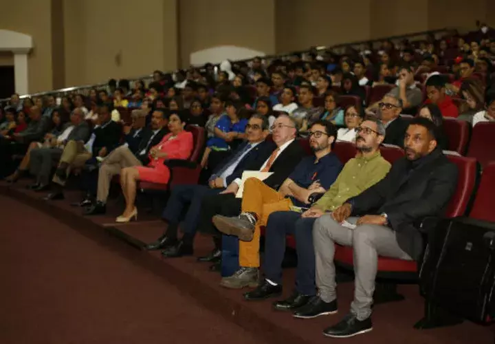 El público, principalmente juvenil, durante la premiación. Foto: Josué Arosemena..