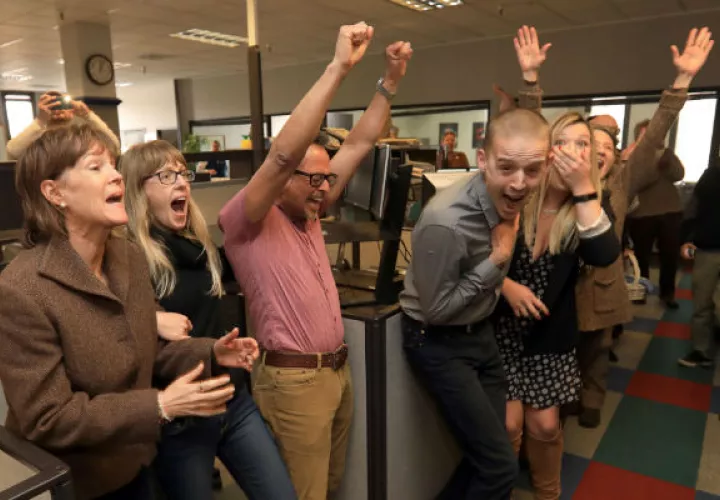 Los periodistas y directivos de  The Press Democrat, celebra el premio Pulitzer, por su cobertura de los incendios forestales del norte de California. FOTO/EFE