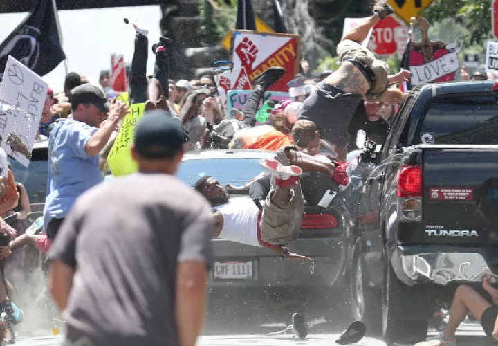 La fotografía de Ryan M. Kelly donde un vehículo atropella a un grupo de manifestantes a lo largo de la una calle en Charlottesville, ganó un Pulitzer. FOTO/EFE