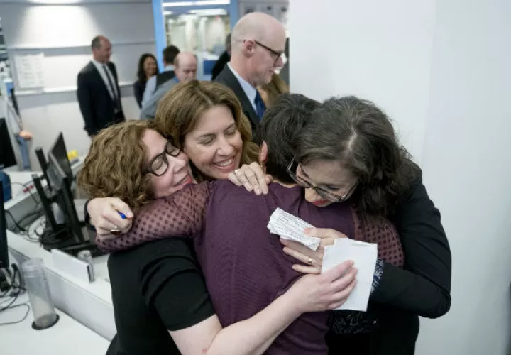 Las escritoras Alice Crites, Stephanie McCrummen, Amy Gardner, and Beth Reinhard, celebran el galardón. FOTO/AP