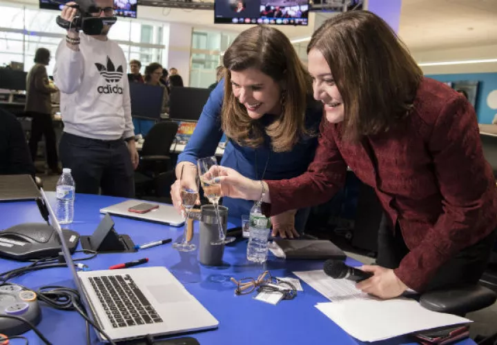 Nicole Carroll, editora en jefe de USA TODAY, izquierda, y Maribel Perez, también celebran. FOTO/EFE 
