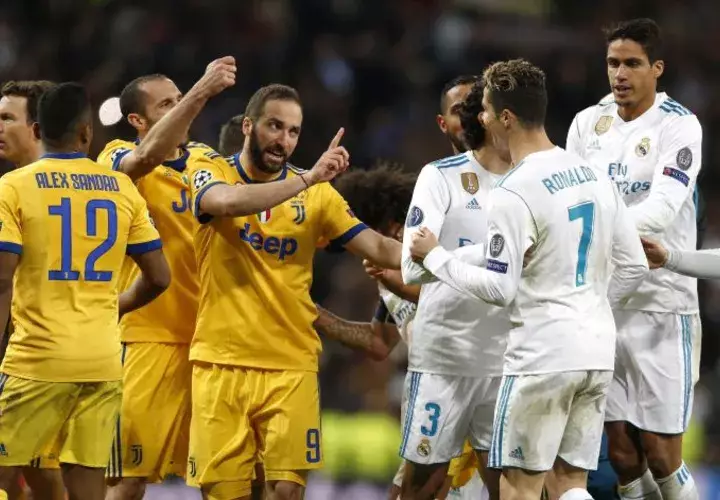 Jugadores de Juventus y Real Madrid discuten por la decisión del árbitro del partido. Foto AP