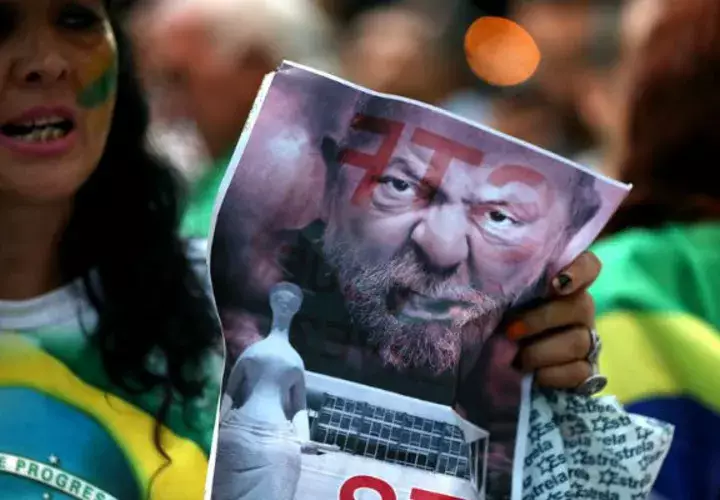 Cientos de personas se manifestaron ayer en Sao Paulo, para presionar a la Corte a rechazar el habeas corpus. Foto: EFE