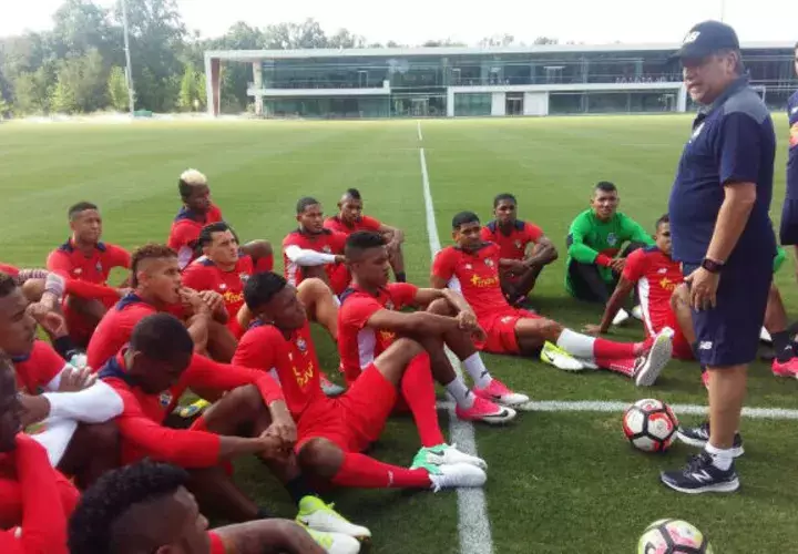 'El Bolillo' Gómez (der.) tendrá que definir los 23 seleccionados.