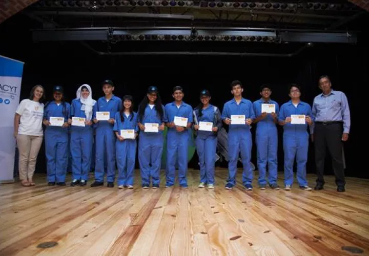 Los 10 estudiantes que obtuvieron los mejores puntajes y que continuarán en la competencia. Foto: Cortesía/Senacyt