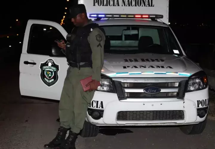 Miembros de la Policía Nacional detuvieron al menor que portaba el arma de fuego en su escuela. Archivo