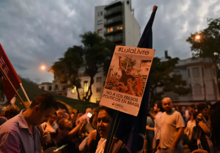 Simpatizantes de Lula exigen su libertad. FOTO/AP