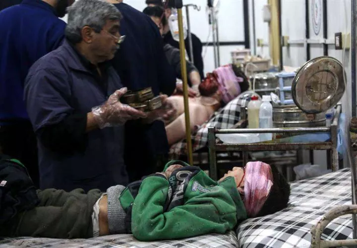 Posibles afectados con un ataque químico. FOTO/EFE