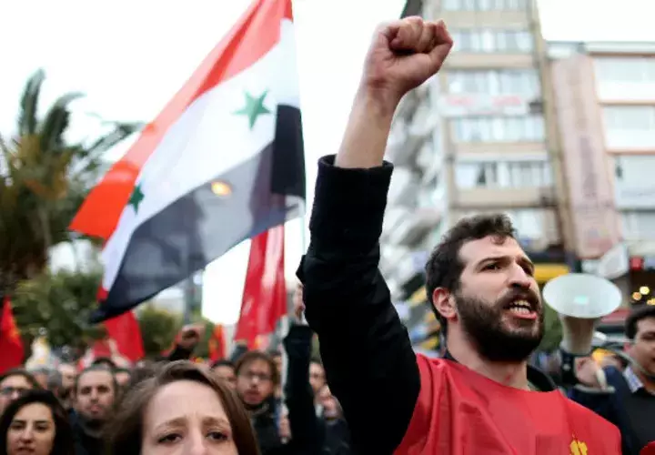Ciudadanos salen a la calle para apoyar a su líder Bachar Al Assad. FOTO/AP