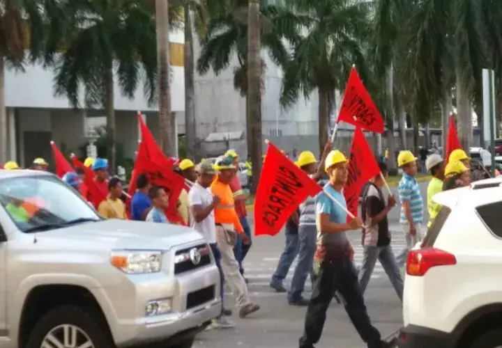 Miembros del Suntracs en protesta.