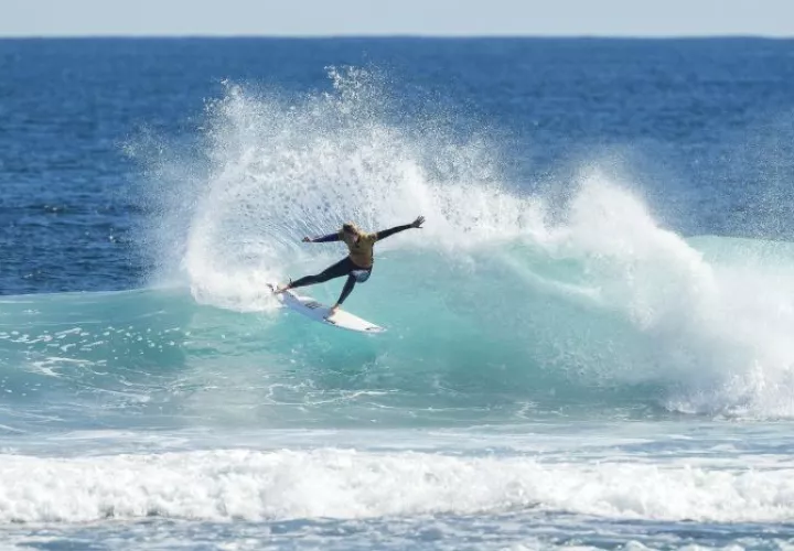 La surfista australiana hexacampeona del Mundial de Surf, Stephanie Gilmore, participa en una prueba de la Liga Mundial de surf, en Margaret River. Foto EFE
