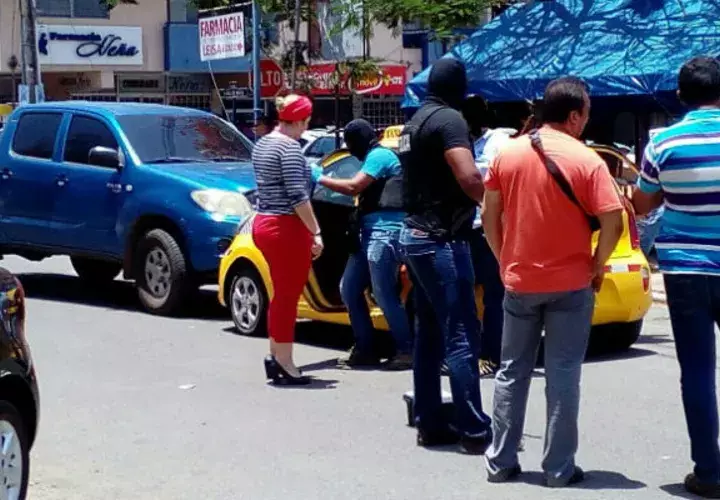 La detención se registró frente a comercios. Foto: Zenaida Vásquez.  