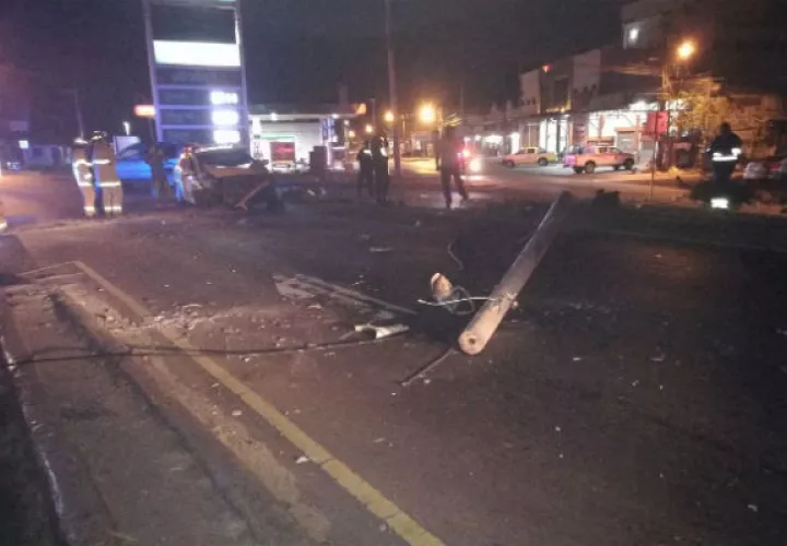 El poste del tendido eléctrico paró en la vía tras el tremendo impacto.