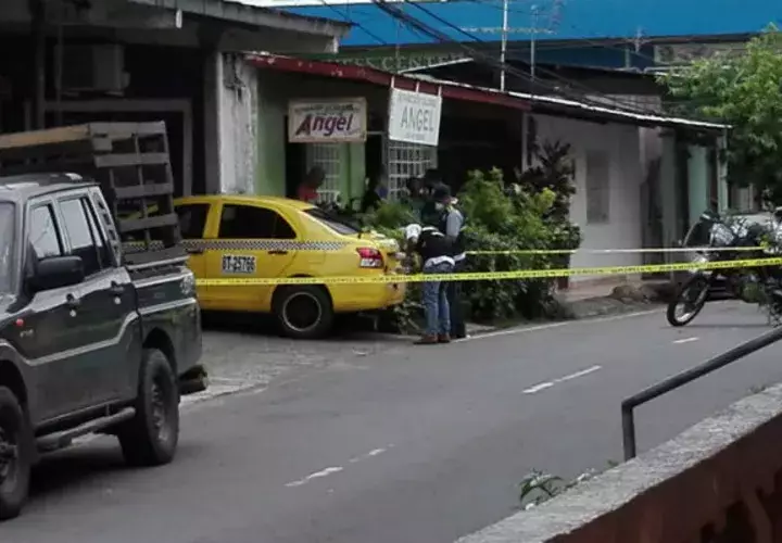 El taxi, fue encontrado abandonado. Foto: Eric Ariel Montenegro. 