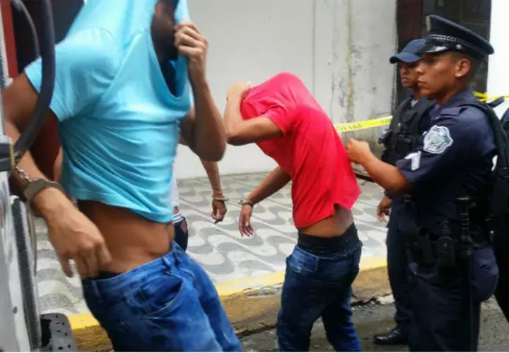 Los sujetos aprehendidos. Foto: Delfia Cortez. 