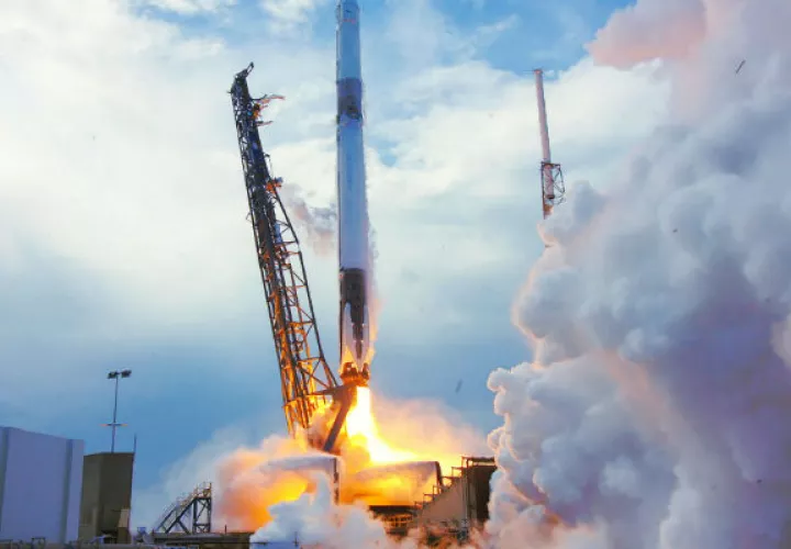 Cohete Falcon 9 de la empresa SpaceX, que lleva el primer satélite centroamericano. FOTO/EFE
