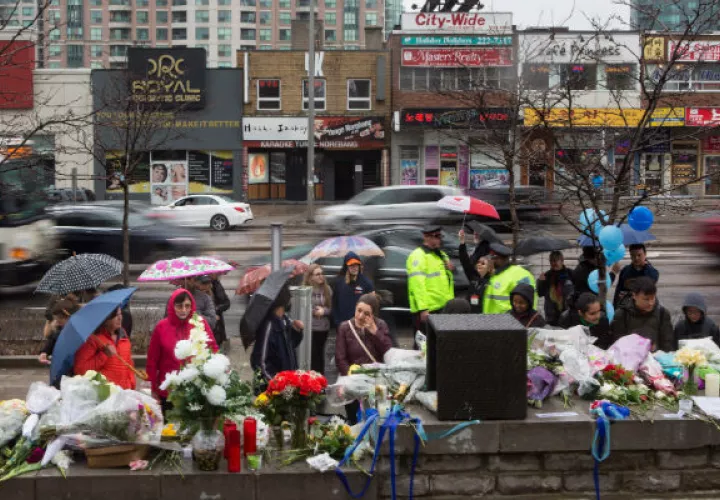 Las personas dejan mensajes de condolencias en el área del accidente. FOTO/AP