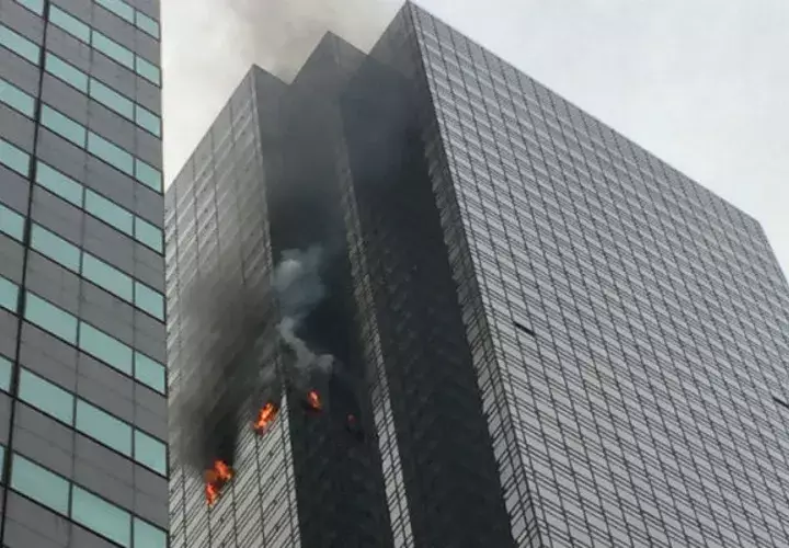 El cuerpo de Bomberos de Nueva York, acudió rápidamente al edificio. FOTO/FDNY