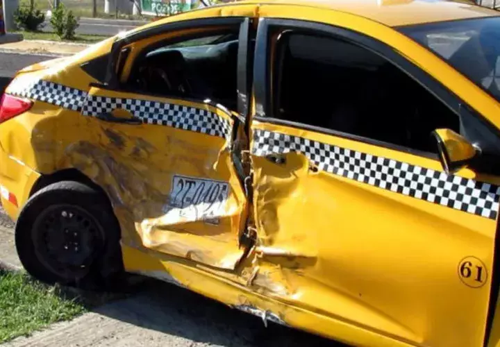 Este taxi salió con la peor parte. Foto: Elena Valdez