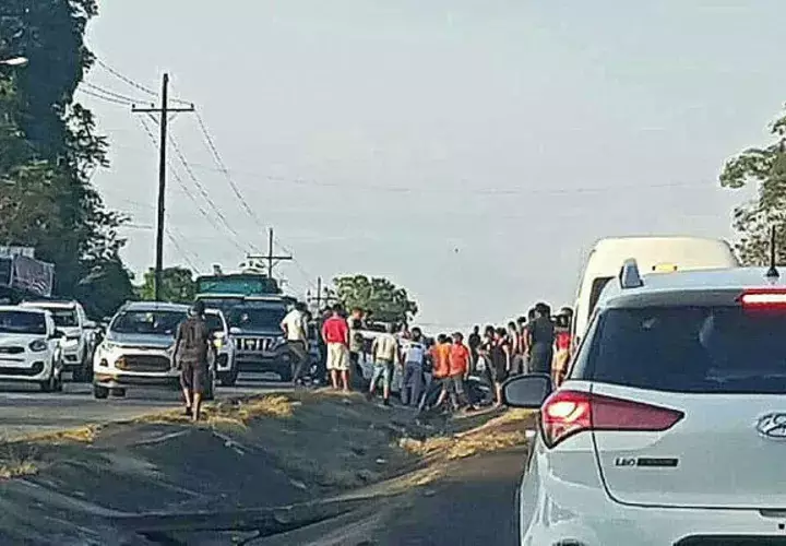 Personas que pasaban por el lugar tuvieron que auxiliar a los heridos. Foto: Raimundo Rivera