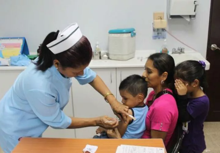 Minsa mantiene un programa de vacuna contra el sarampión.