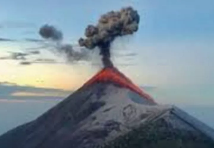El volcán expulsa gruesa columna de ceniza. 