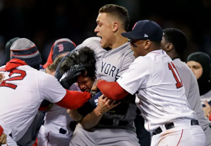 Aaron Judge agarra al relevista Joe Kelly de los Medias Rojas de Boston con  una llave en la  cabeza luego de que Kelly golpeara a Tyler Austin de los Yanquis. Foto:AP 