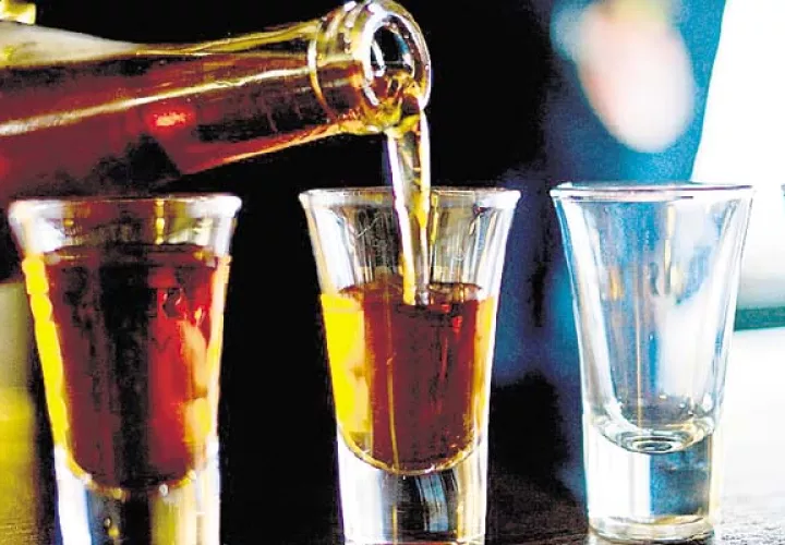 Las personas recurren al alcohol por crisis en sus vidas. /Foto Pixabay