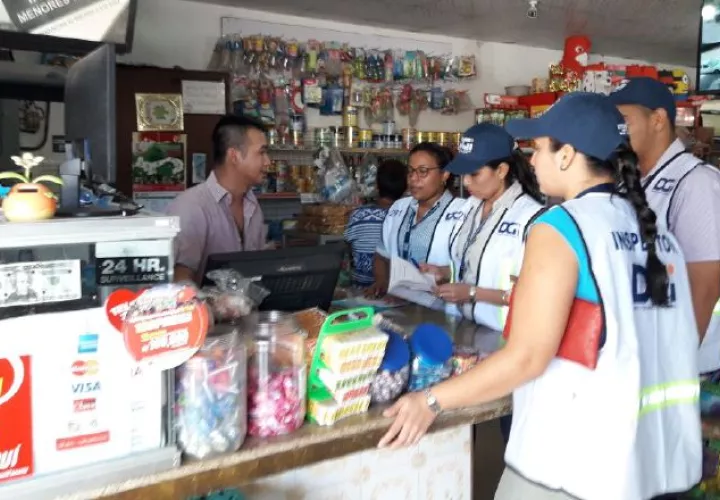Inspectores piden información. /Foto Cortesía