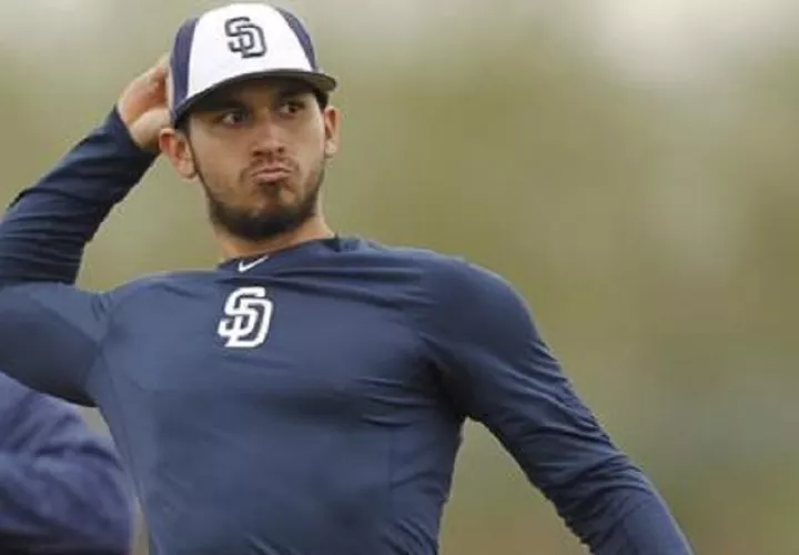 Javier Guerra inicialmente fue firmado por los Medias Rojas, pero luego formó parte de una operación que lo llevó a San Diego.
