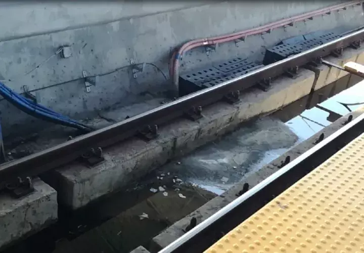 En San Isidro, el agua se empoza en la cuneta de los rieles del tren. En San Miguelito hay goteras. /Foto: Yaissel Urieta Moreno