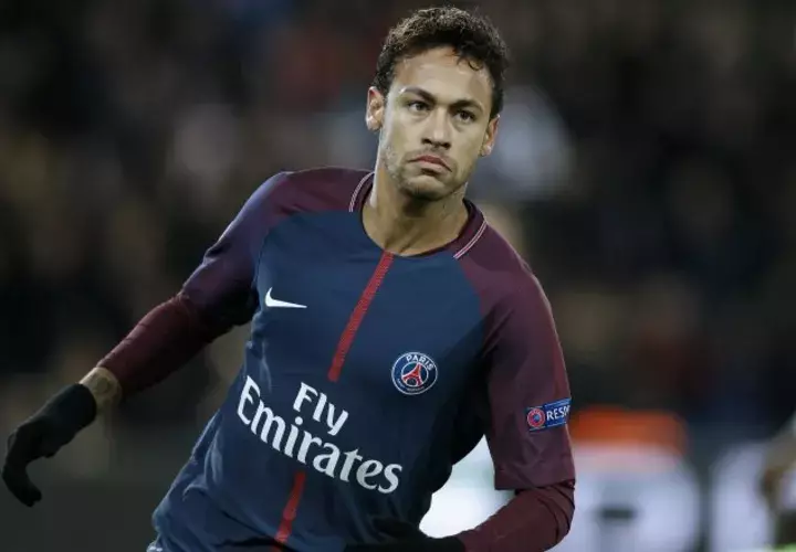 Neymar espera terminar jugando su primera campaña con el PSG, para acabar más de dos meses fuera de las canchas. EFE