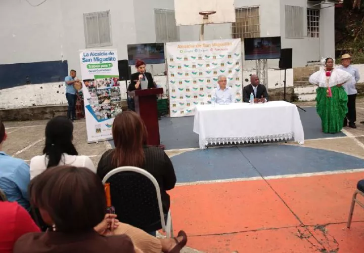 Las autoridades municipales: José Isabel Blandón (izq.) y Gerald Cumberbatch (der.).