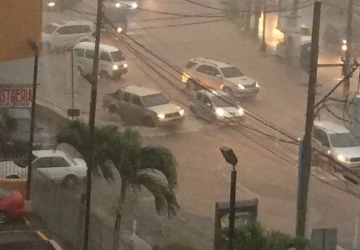 Inundación en vía España Cortesía