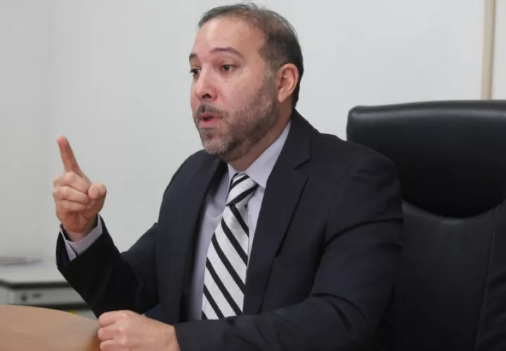 Rodrigo Sarasqueta hace advertencia y solicitud al Tribunal Electoral (TE) sobre la nacionalidad de Rómulo Roux. 