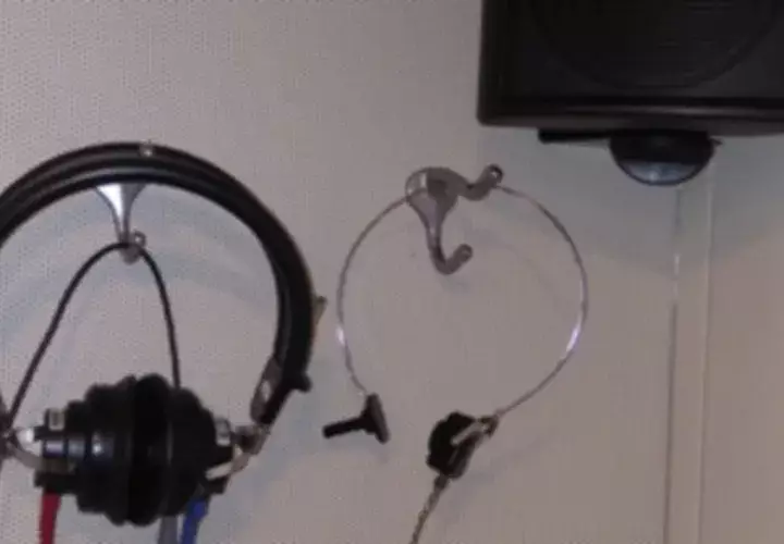 En la cabina, se utilizan audífonos para escuchar los sonidos. /Foto: Cortesía