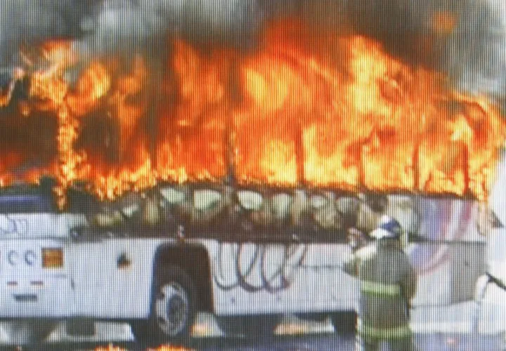 Incendio del bus 8B-06. /Foto Archivo