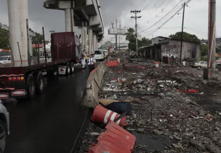 Ante la falta de aceras, algunos se arriesgan a caminar cerca de autos, poniendo en riesgo  su vida. /Foto Víctor Arosemena