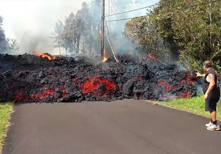 Una persona observa los daños causados por el volcán Kilauea. AP