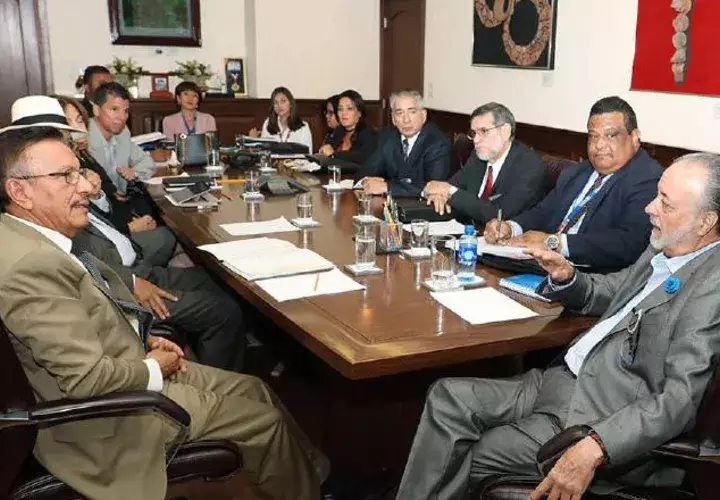 Reunión entre miembros de la UP, la CCIAP y  el  TE. /Foto Cortesía