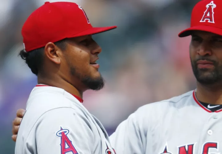 Barría es felicitado por Albert Pujols, tras su buena actuación en la tarde de ayer, cuando consiguió otra victoria para el equipo. /Foto AP