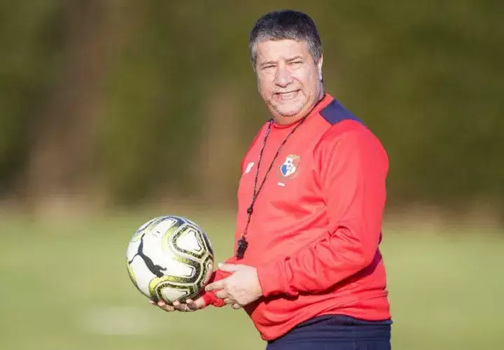 El técnico de la selección de Panamá, Hernán Darío "El Bolillo" Gómez, se prepara para su tercera Copa del Mundo (1998 y 2002). /Foto EFE